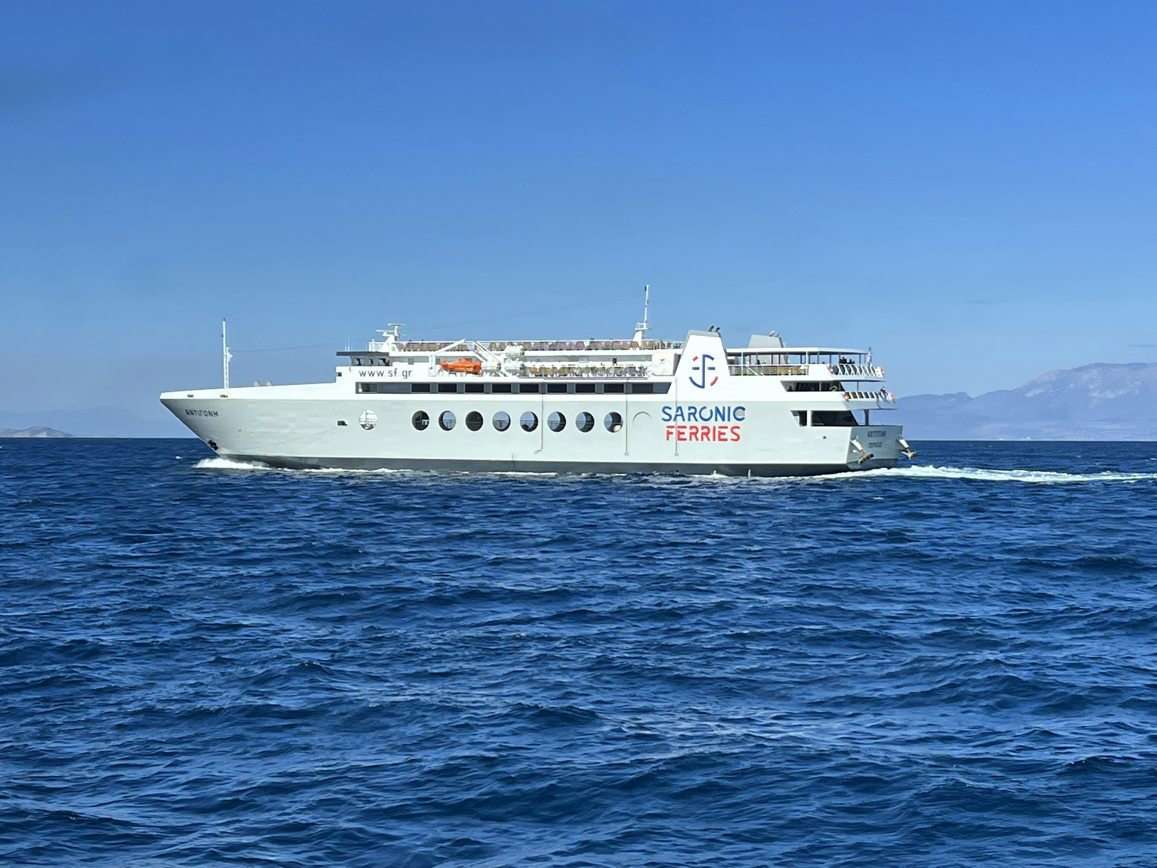una grande barca bianca in mezzo all'oceano