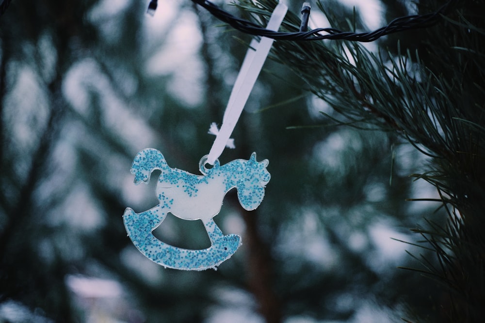 Une décoration de Noël suspendue à un arbre