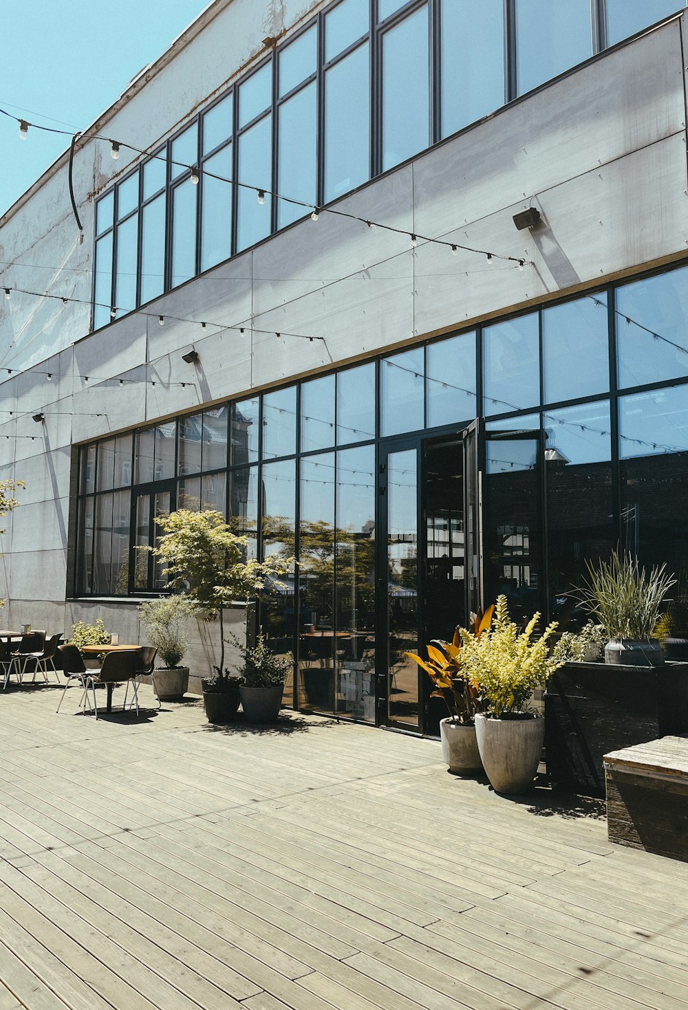 Un grand bâtiment avec beaucoup de fenêtres et de plantes