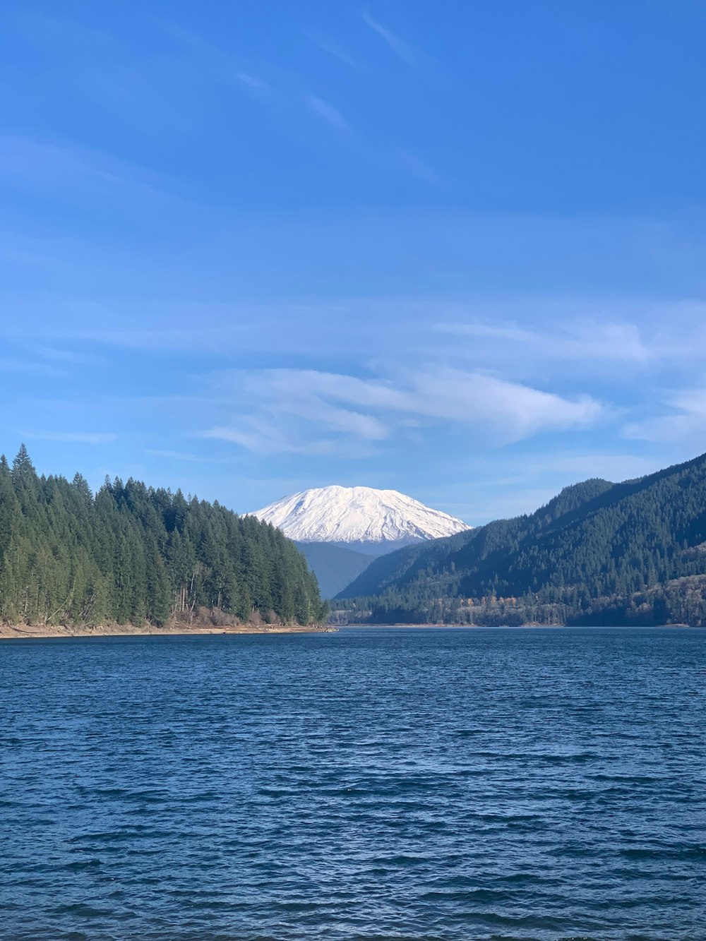 une grande étendue d’eau avec une montagne en arrière-plan