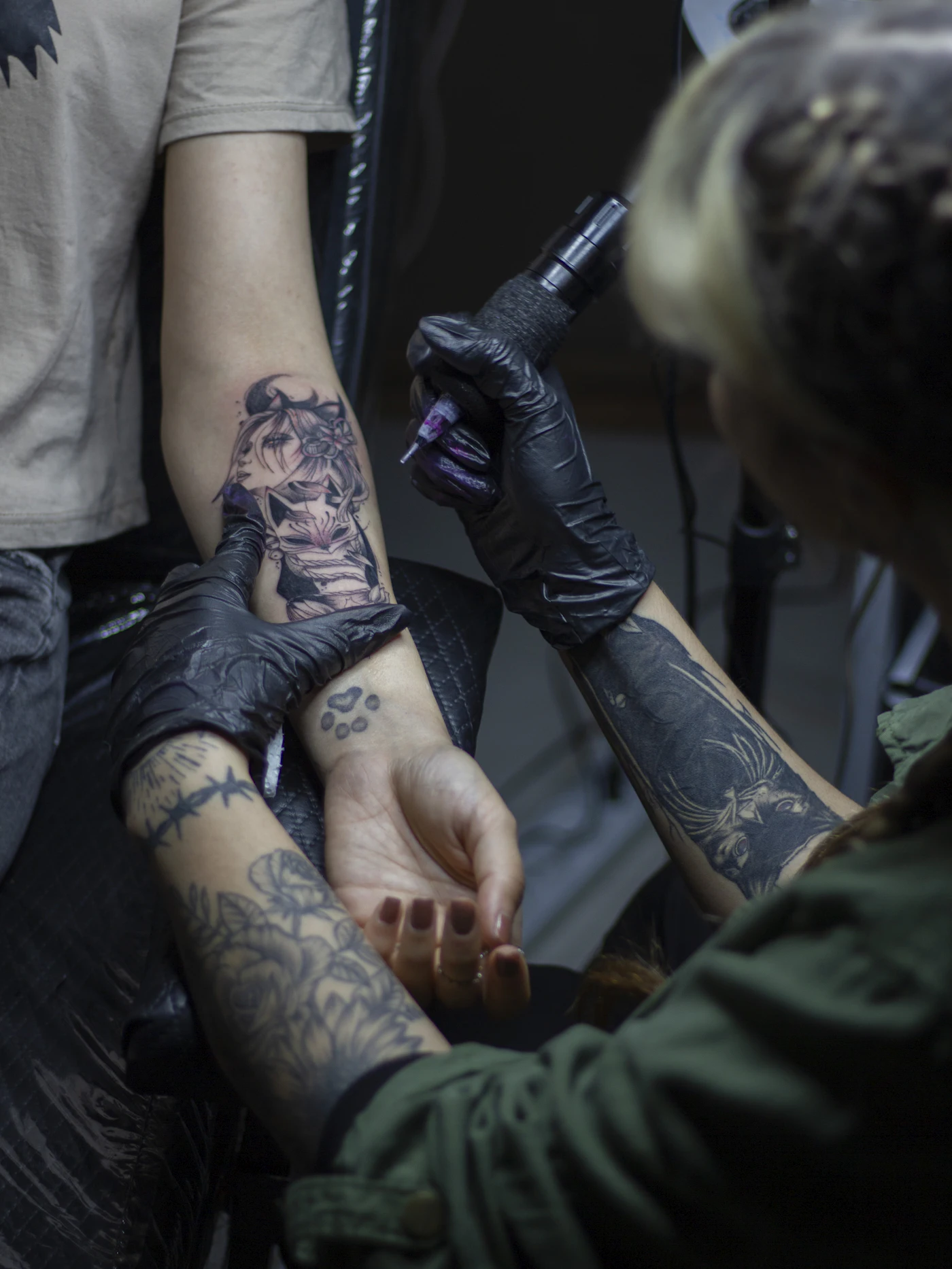Tatuagem sendo finalizada no antebraço, pronta para o portfólio