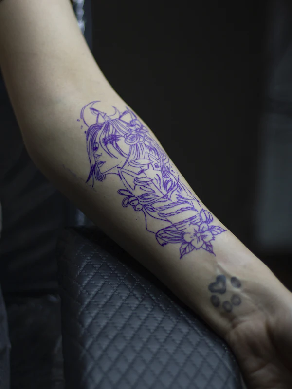Lo stencil viola di un disegno appoggiato sulla pelle