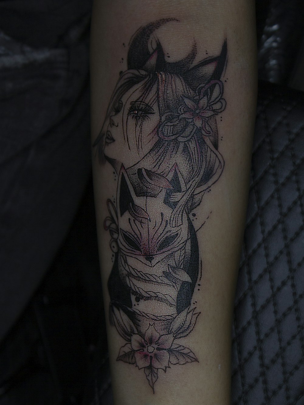 un tatuaggio in bianco e nero del viso di una donna