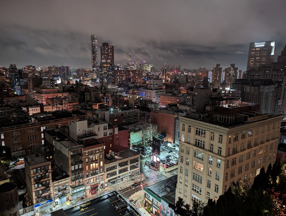 uma vista de uma cidade à noite do topo de um edifício