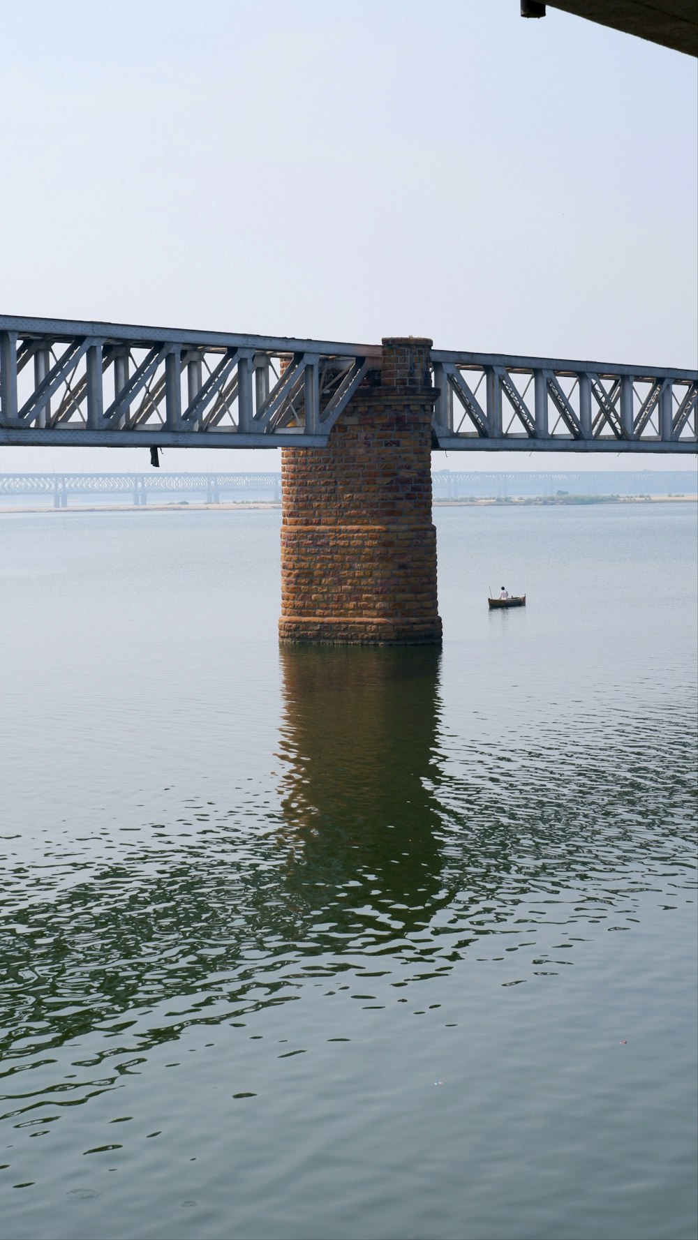 un gran puente sobre una gran masa de agua