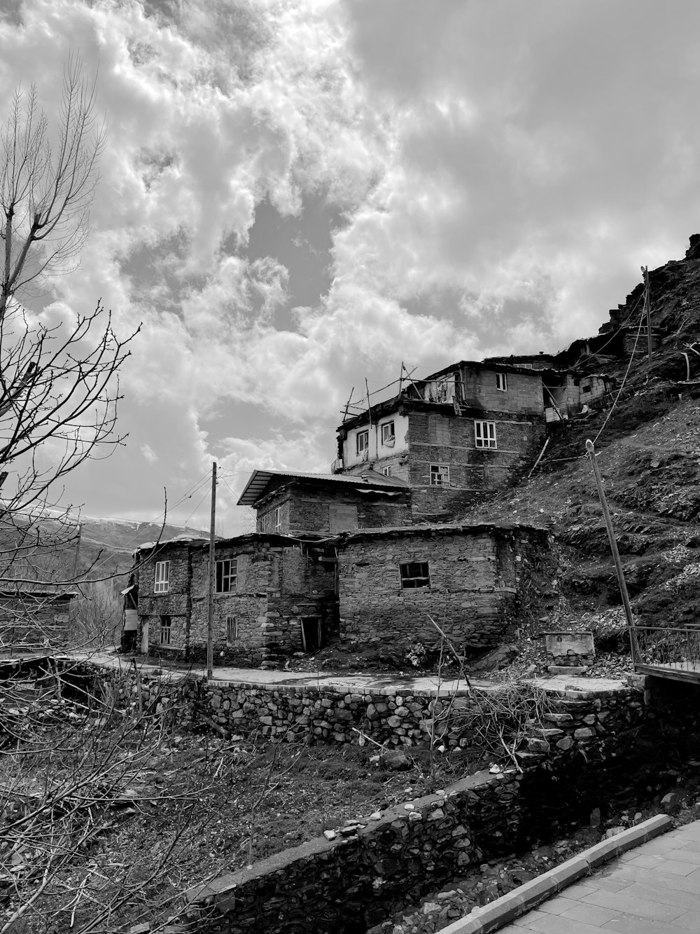 a black and white photo of some buildings