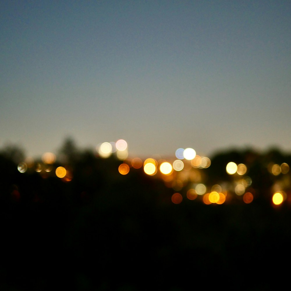 una foto sfocata di una città di notte