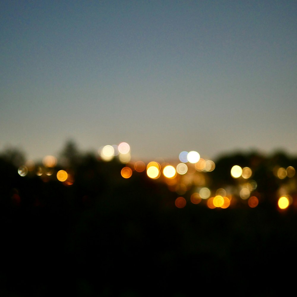 Ein verschwommenes Foto einer Stadt bei Nacht