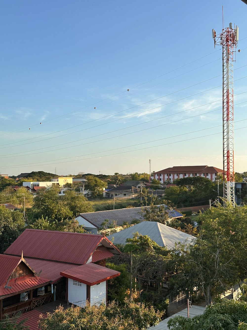 Luftaufnahme einer Stadt mit einem Funkturm im Hintergrund