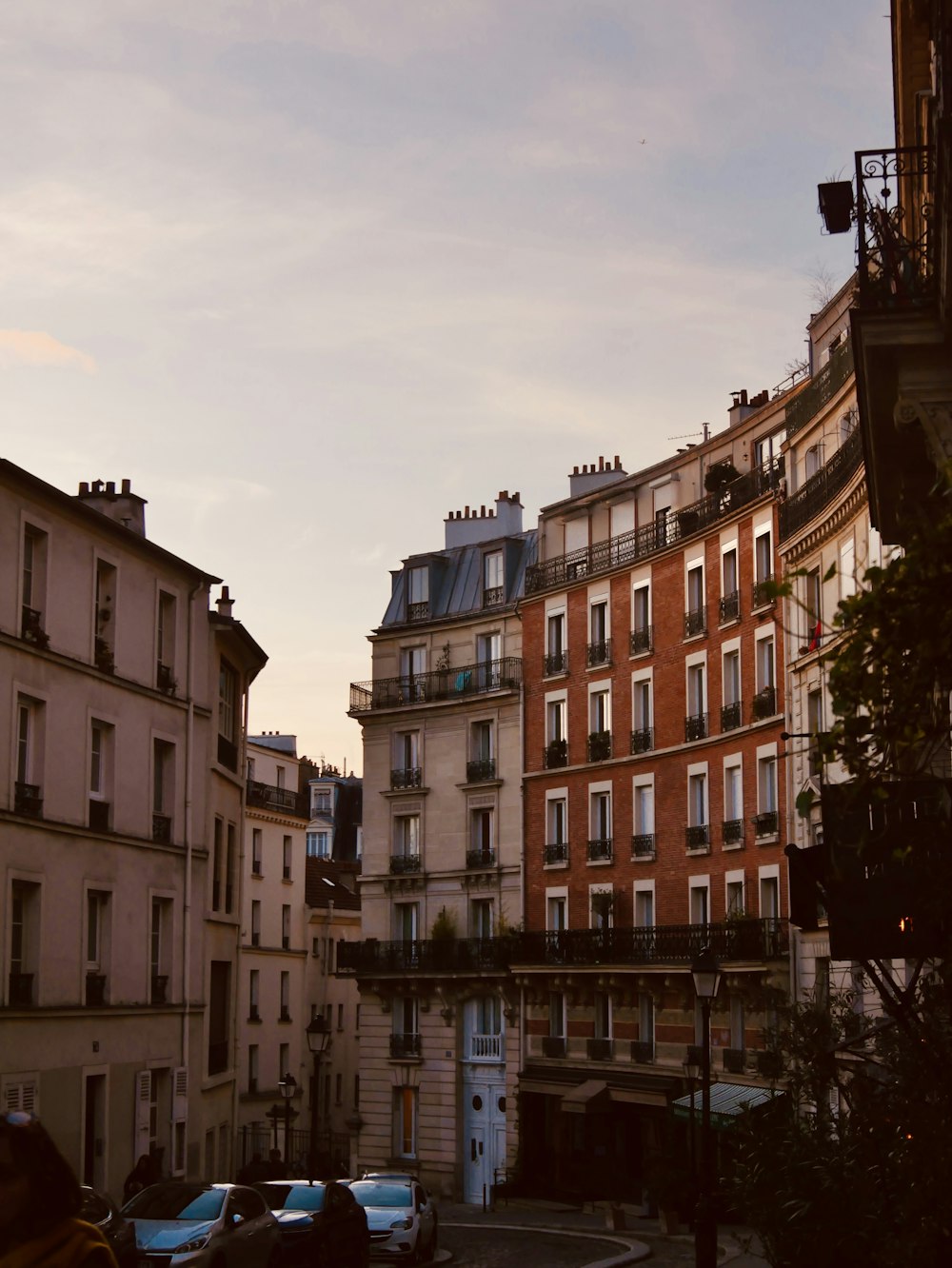 Una calle de la ciudad llena de muchos edificios altos