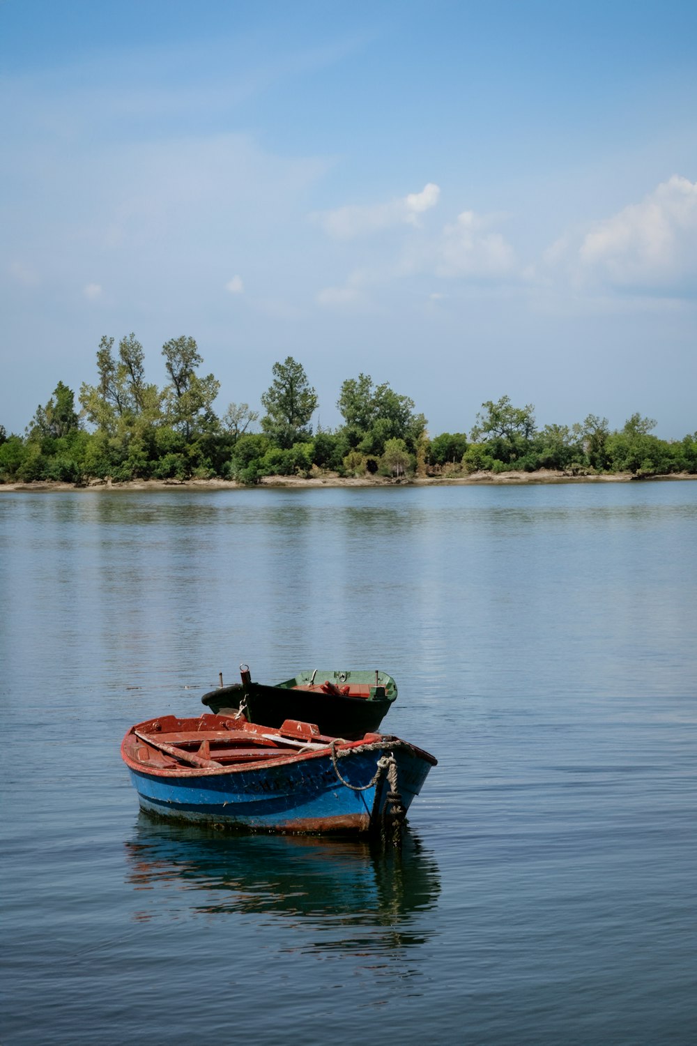 un petit bateau flottant au-dessus d’un lac