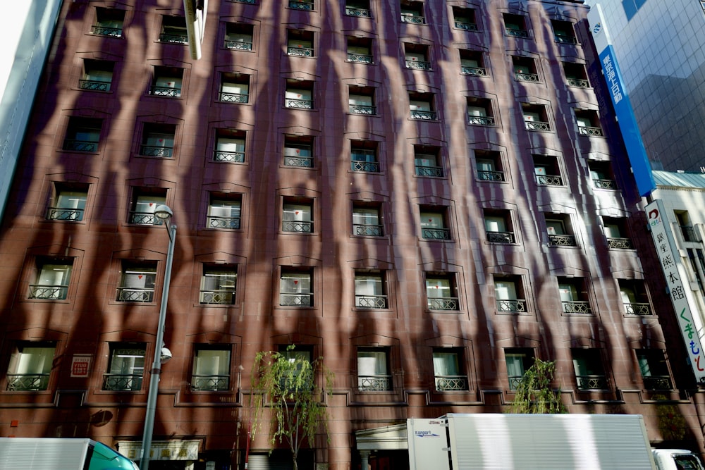 Un edificio alto con molte finestre accanto a una strada