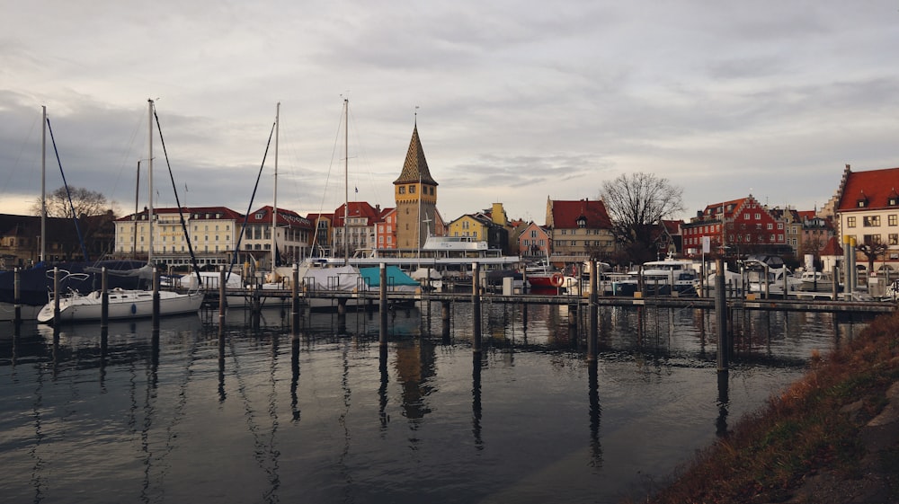 Un port rempli de nombreux bateaux à côté de grands bâtiments