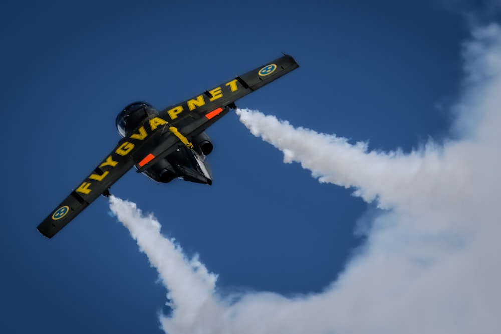 un pequeño avión volando a través de un cielo azul
