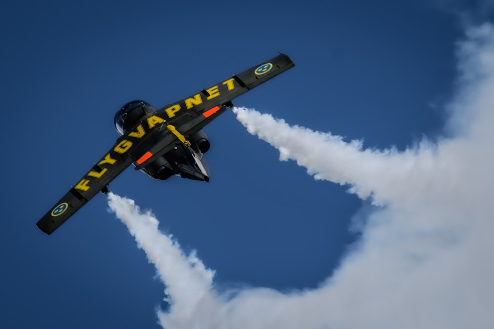 ein kleines Flugzeug, das durch einen blauen Himmel fliegt