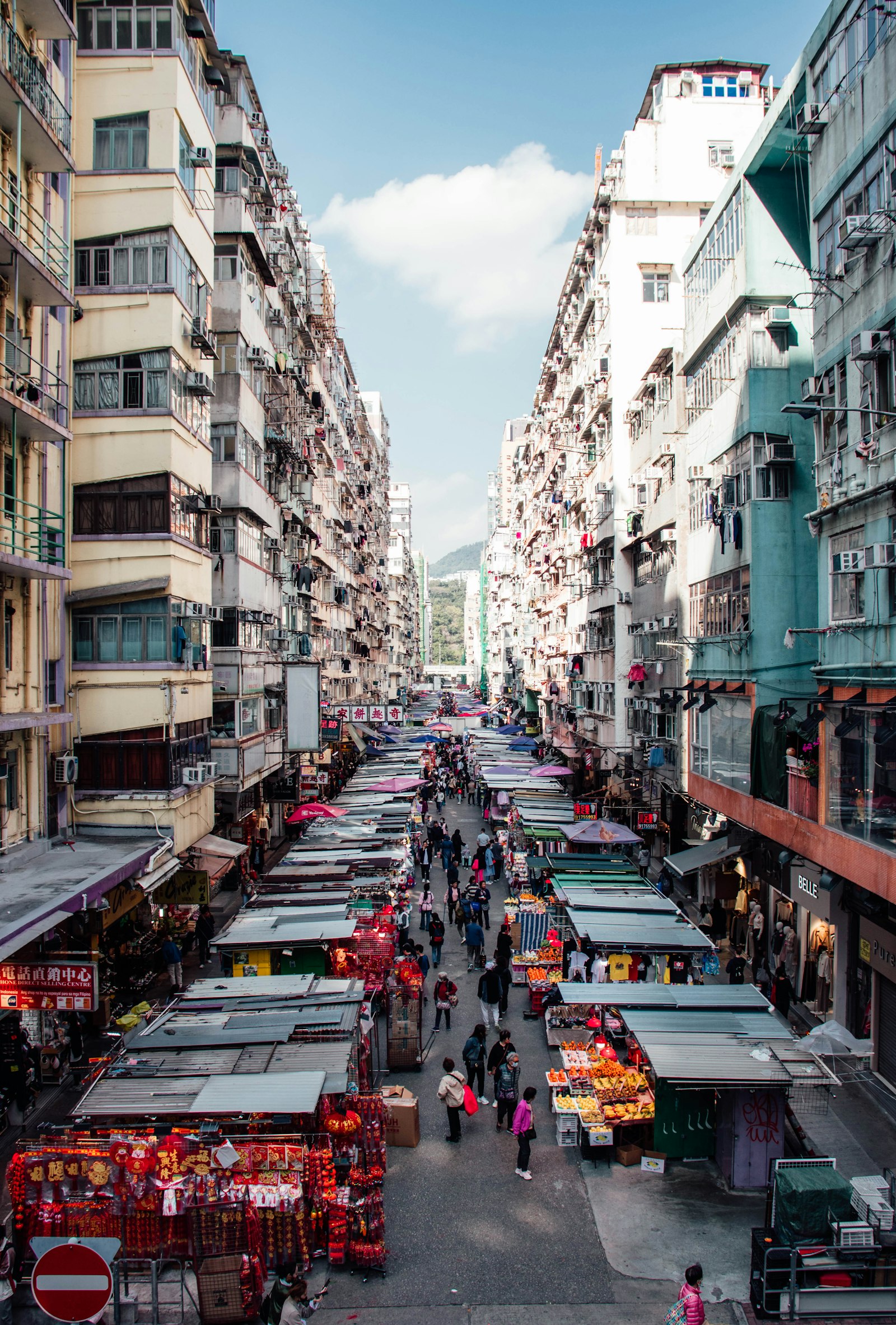 香港旺角街道兩旁林立的住宅及商業大廈