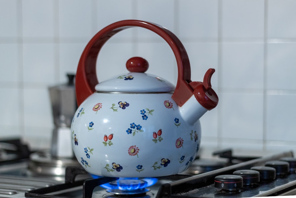 uma chaleira de chá sentada em cima de um fogão