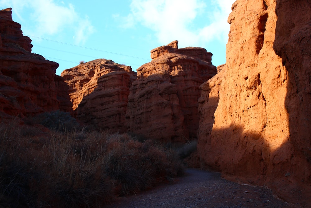 el sol brilla sobre las rocas en el desierto