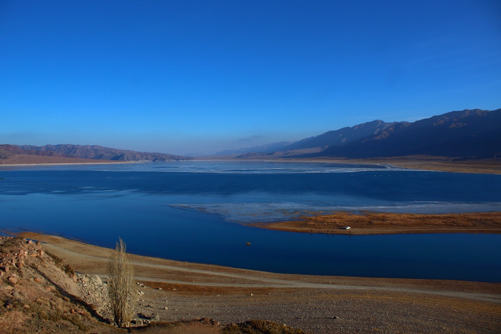 una gran masa de agua rodeada de montañas