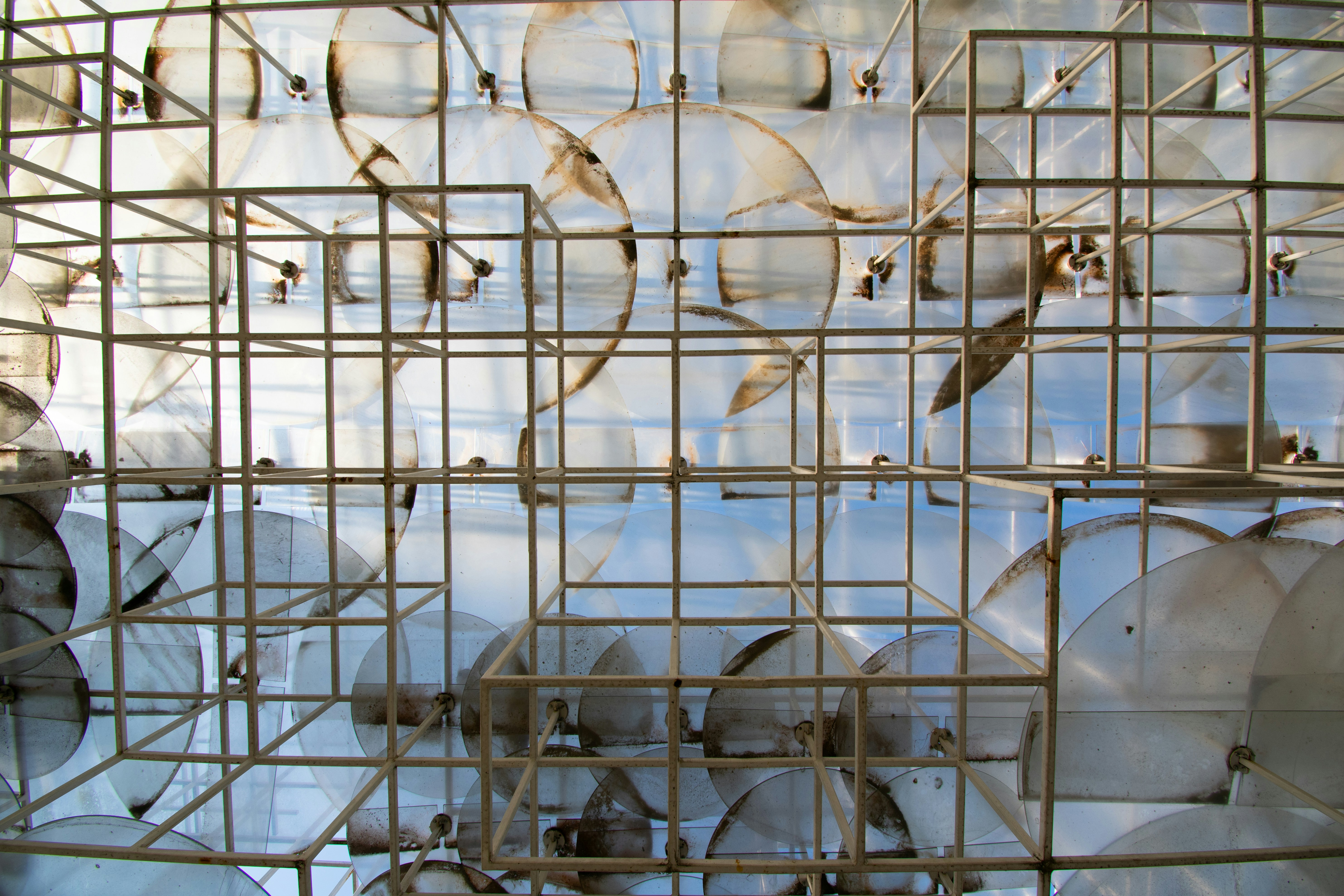 photo 1704387286382 6c572e4b2942?crop=entropy&cs=tinysrgb&fit=max&fm=jpg&ixid=M3w1MjQ0NjR8MHwxfHNlYXJjaHwxMnx8RmFyYWRheSUyMENhZ2V8ZW58MHwwfHx8MTc1MTQ1ODM1N3ww&ixlib=rb 4.1