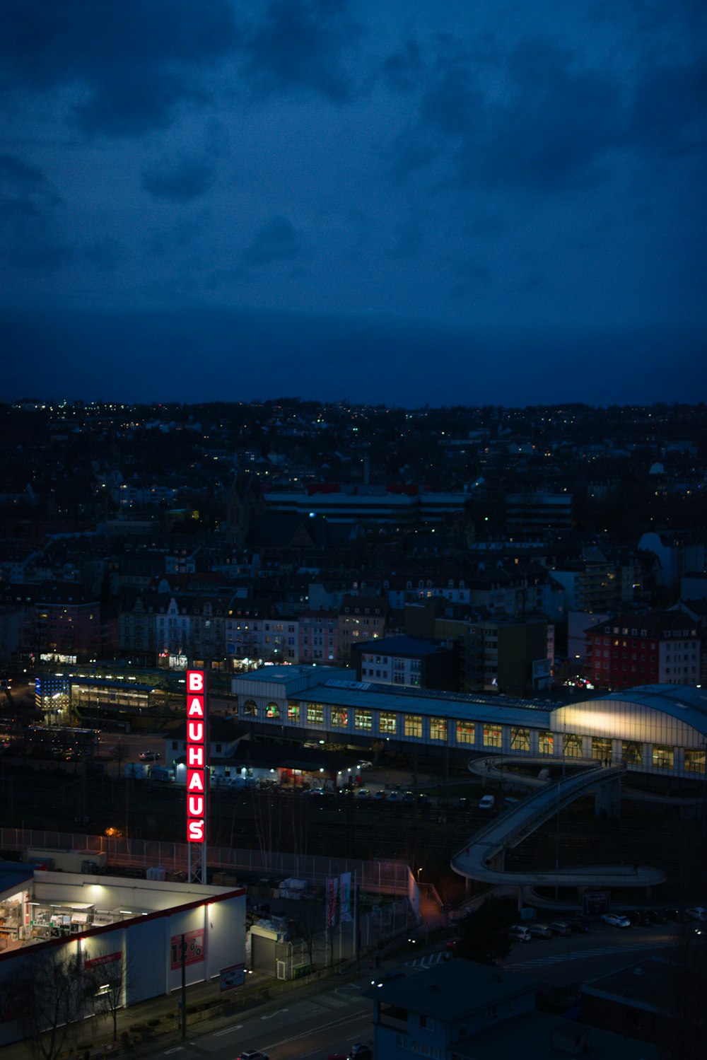 uma vista de uma cidade à noite com um sinal de néon