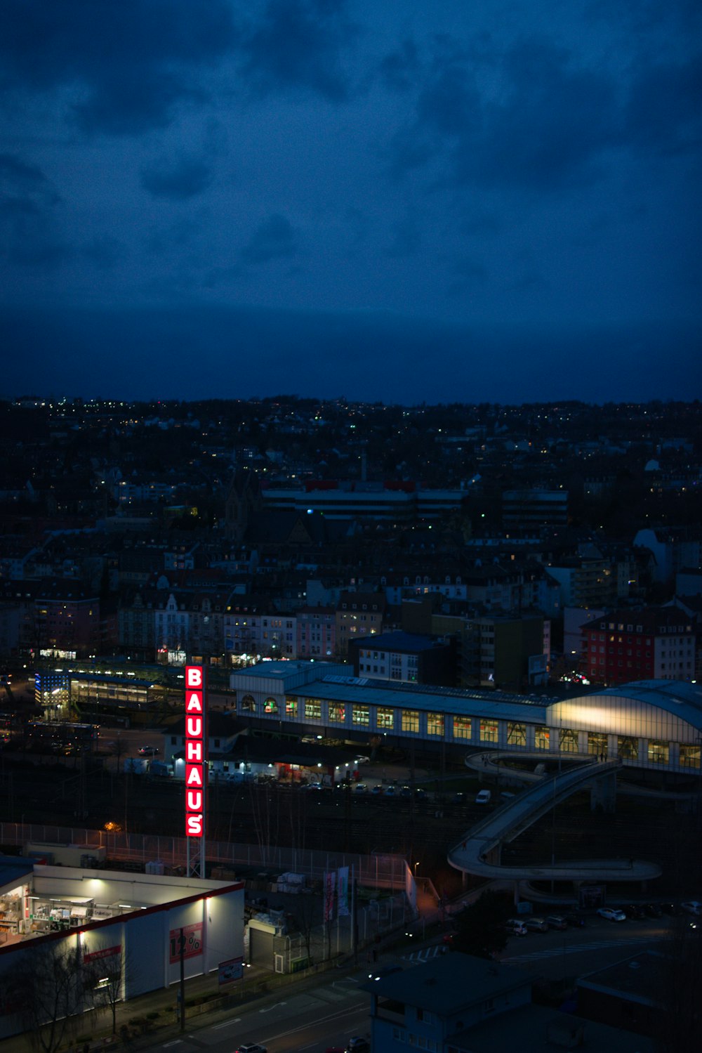 Una veduta di una città di notte con un'insegna al neon