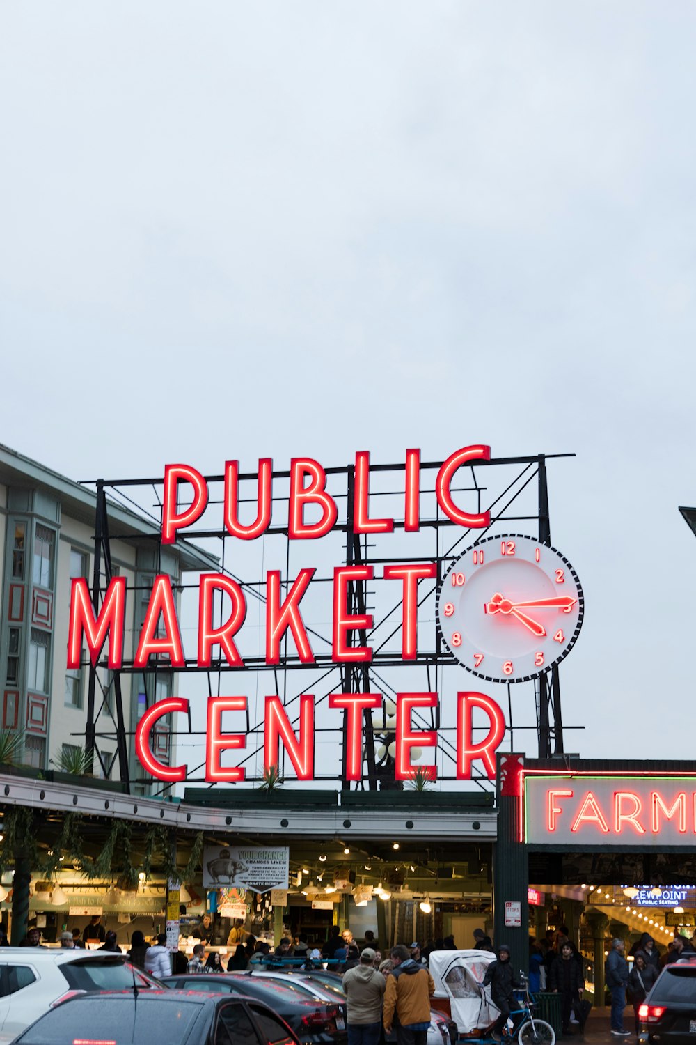 Un centro de mercado público con un gran letrero de neón