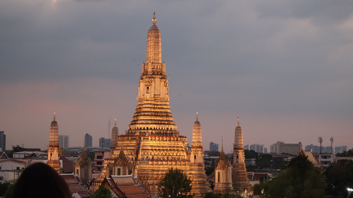 Explore Wat Arun (Temple of Dawn)