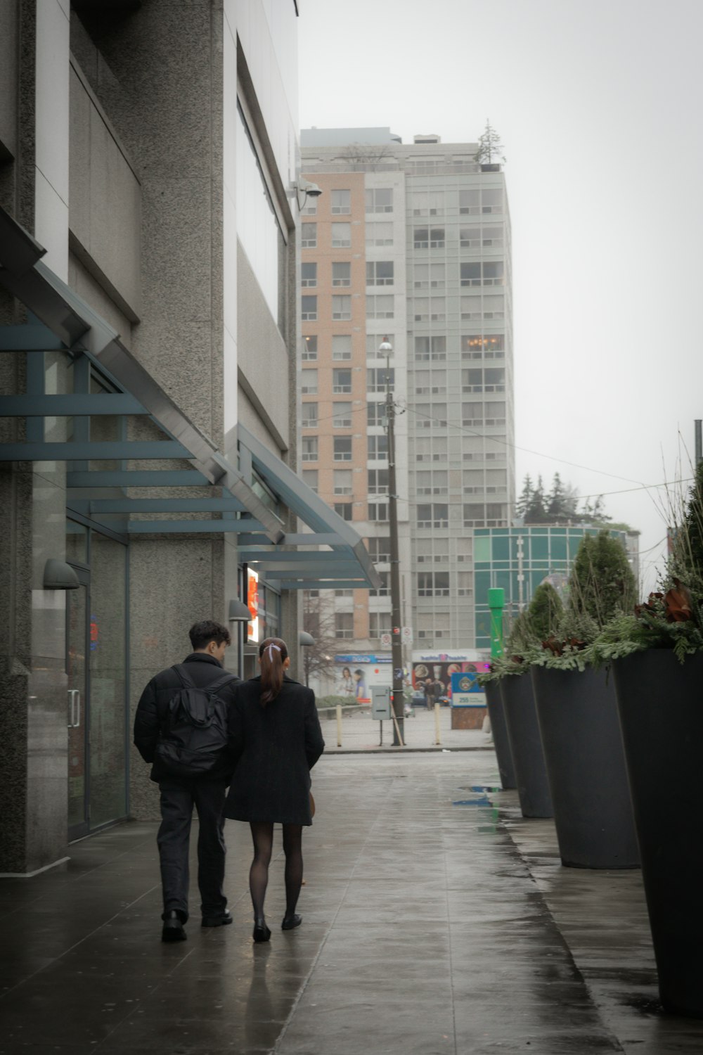 un homme et une femme marchant sur un trottoir