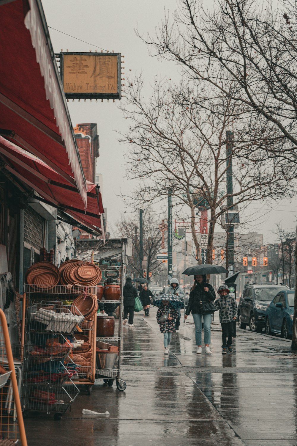 Un grupo de personas caminando por una calle empapada por la lluvia