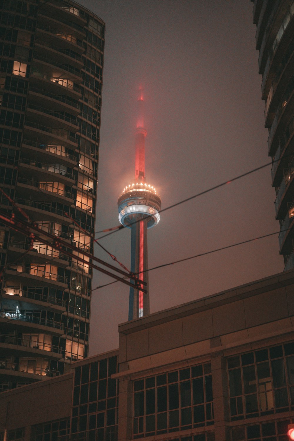 un edificio alto con una luce rossa in cima