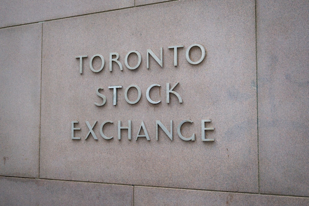 Une pancarte sur le côté d’un bâtiment sur laquelle on peut lire la Bourse de Toronto