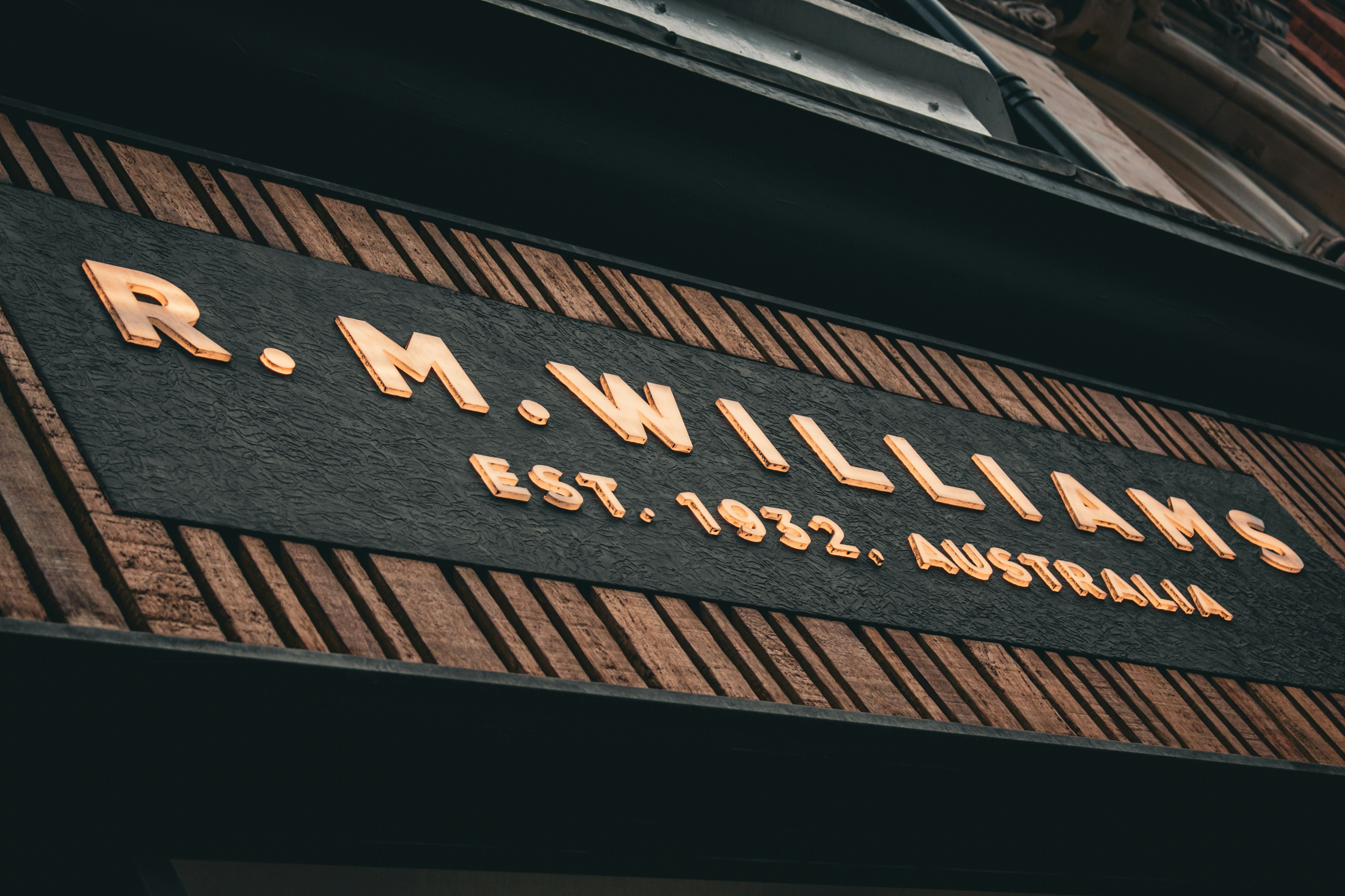 photo-1704394785245-756b182f43a9?ixid=M3wxMjA3fDB8MXxzZWFyY2h8MTR8fG1pZ25vbm11c2UuY29tfGVufDB8fHx8MTc0OTM1OTM5NHww\u0026ixlib=rb-4.1.0