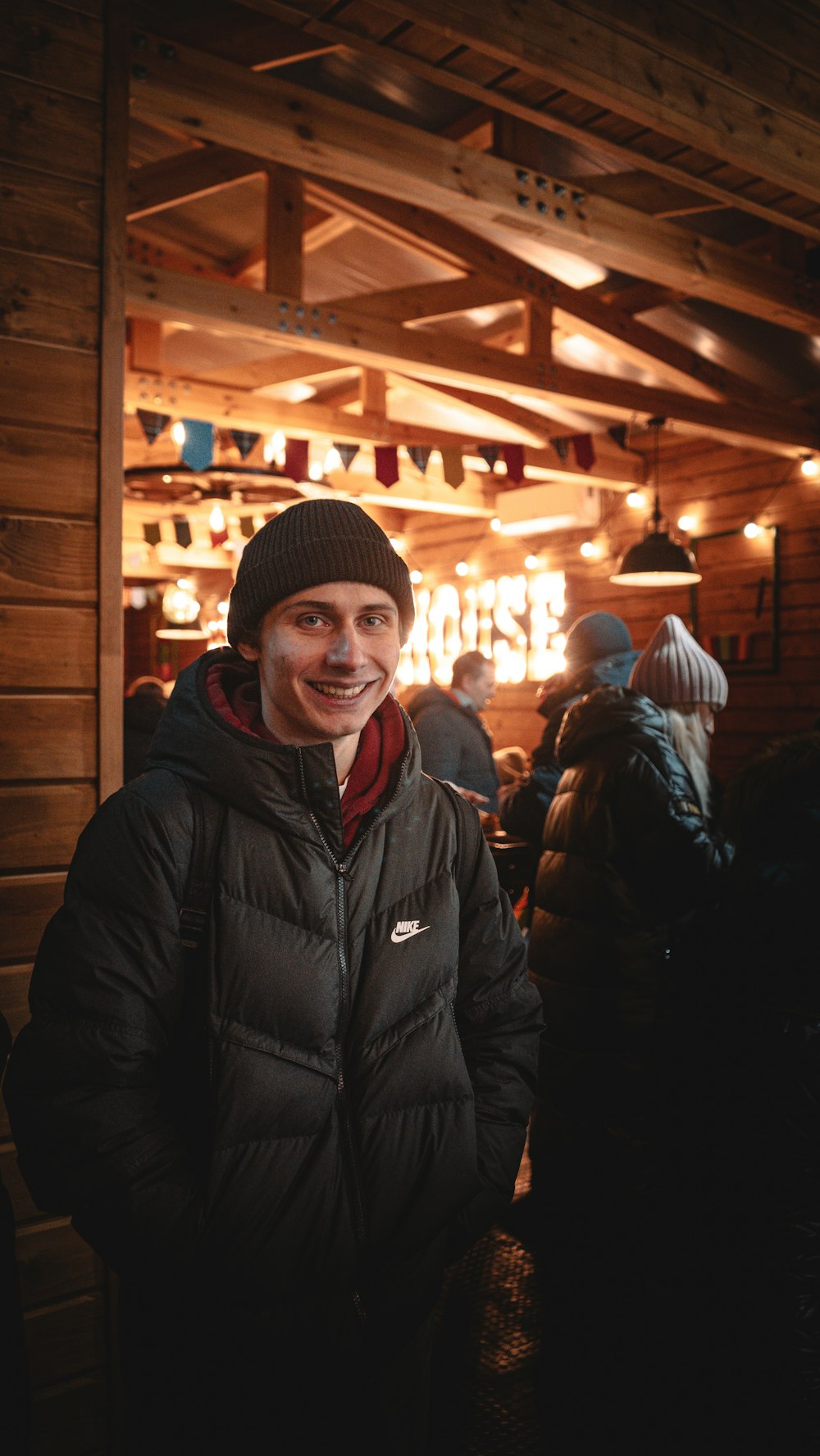 un homme debout devant une foule de gens