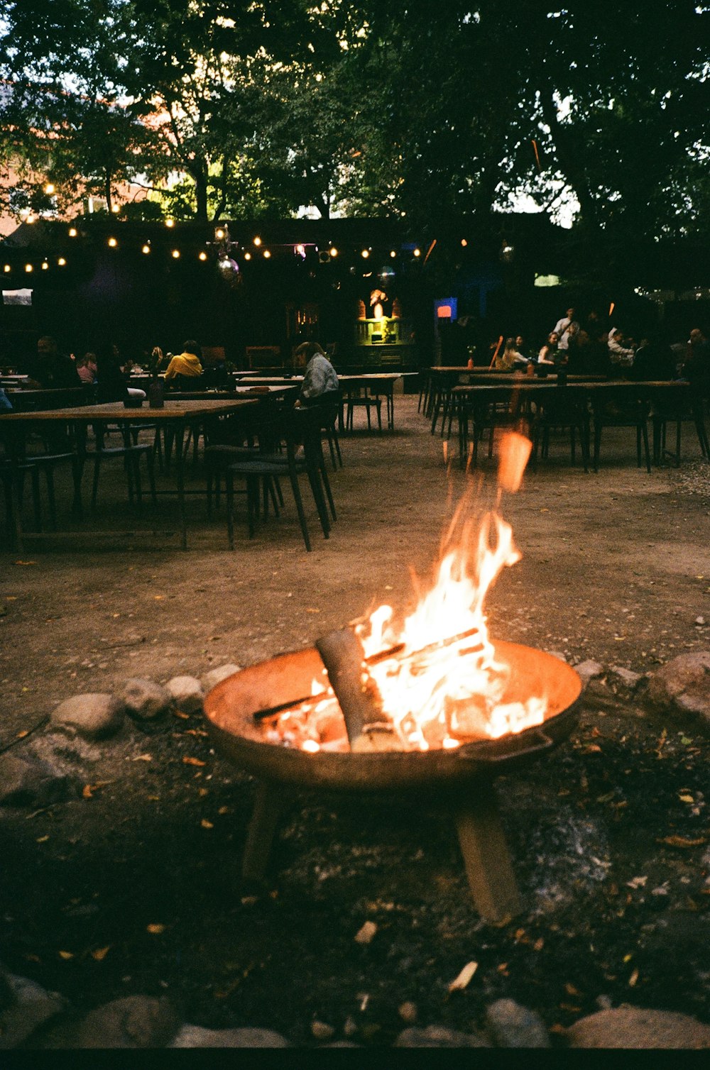 Un pozo de fuego en medio de un parque