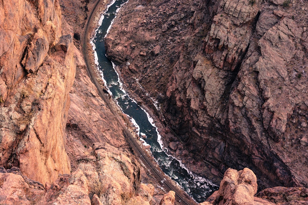 Blick auf einen Fluss, der durch eine Schlucht fließt