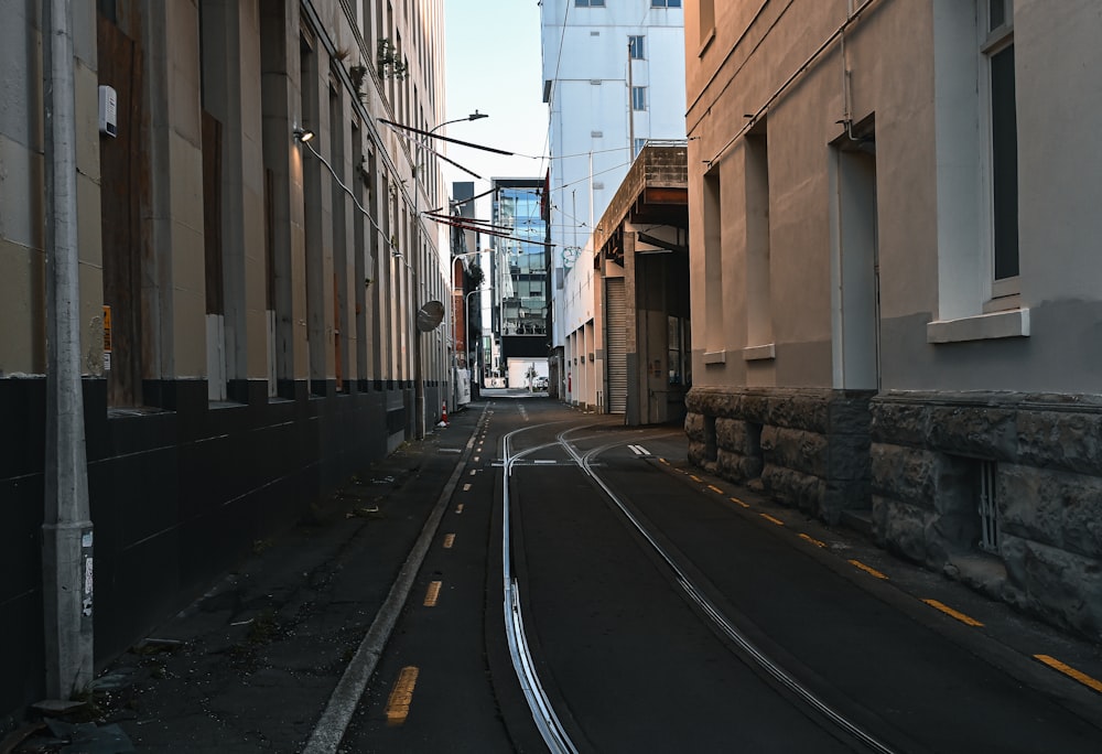uma rua estreita da cidade com edifícios em ambos os lados