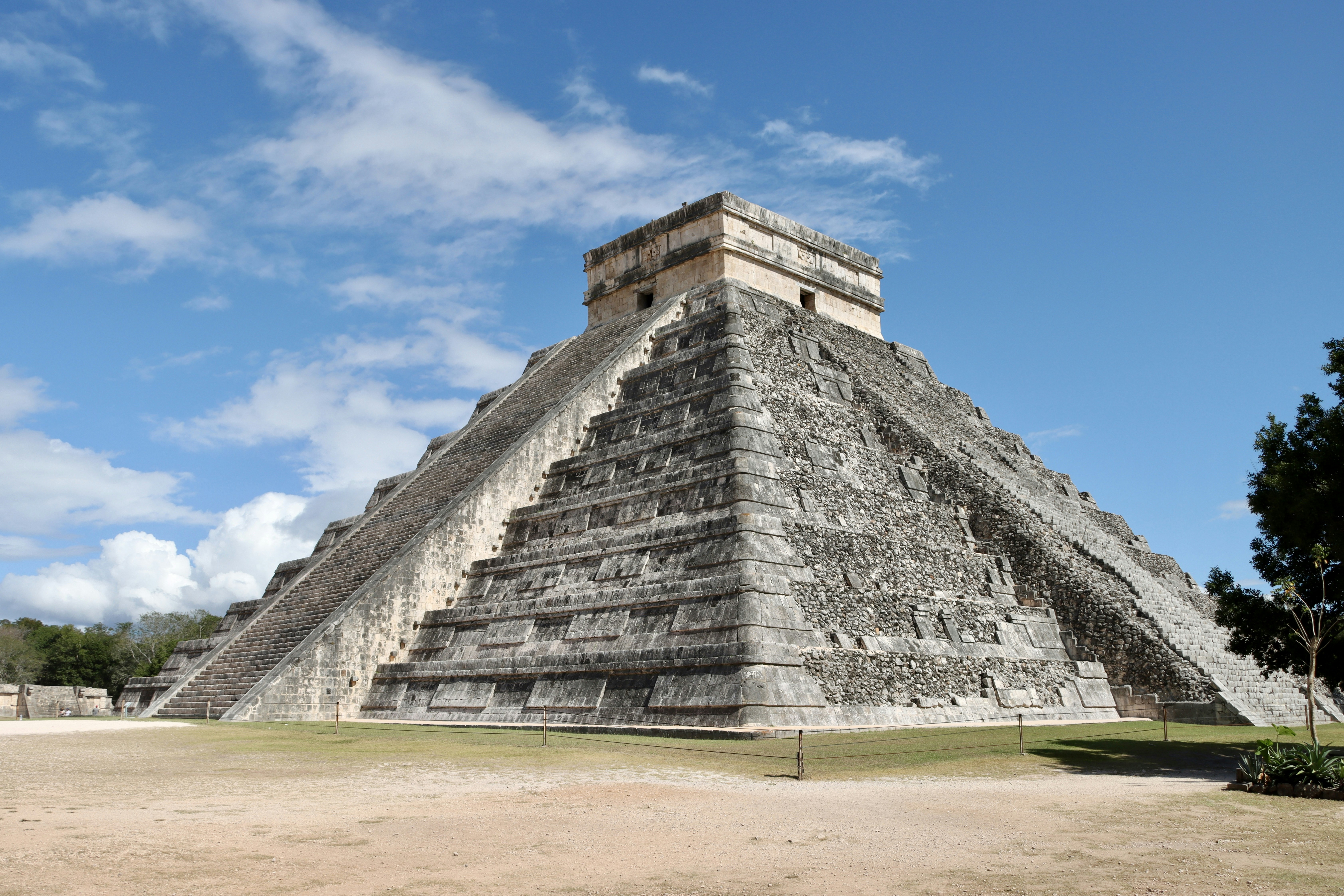 a large pyramid in the middle of a field, Chichen Itza🇲🇽