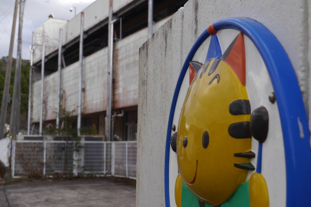 Un primer plano de un reloj en una pared