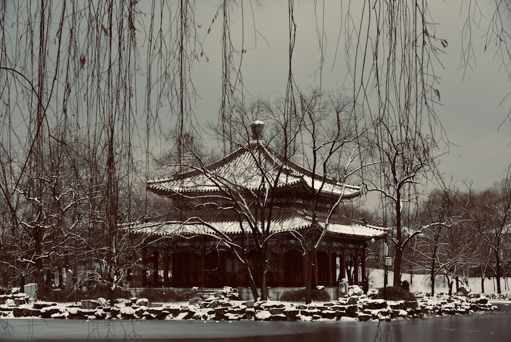 ein Gebäude mitten in einem verschneiten Park