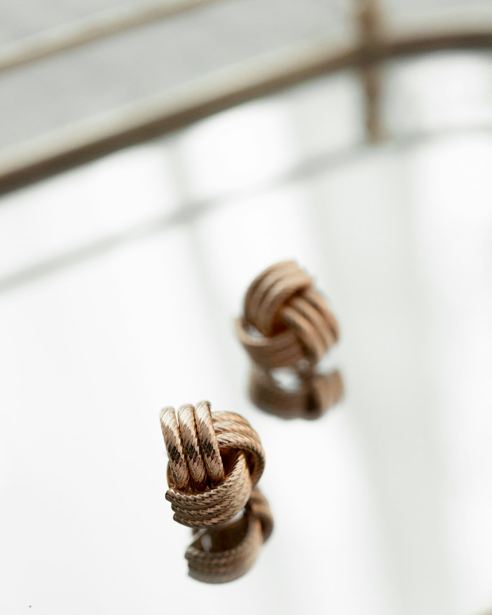 a close up of a knot on a table