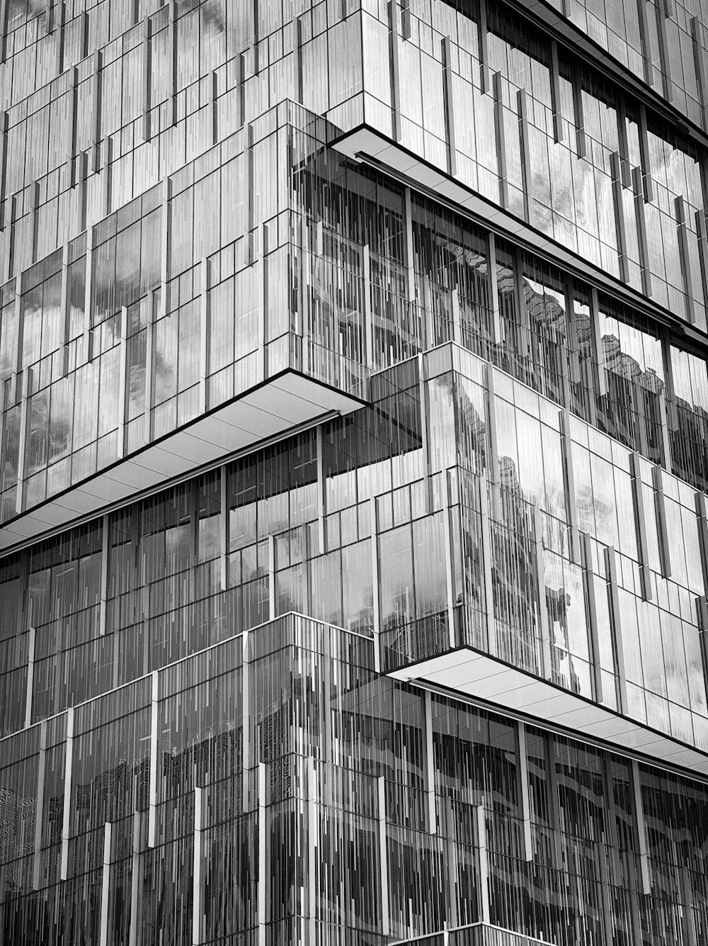 Una foto en blanco y negro de un edificio muy alto