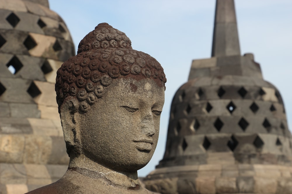 Un primer plano de una estatua de Buda