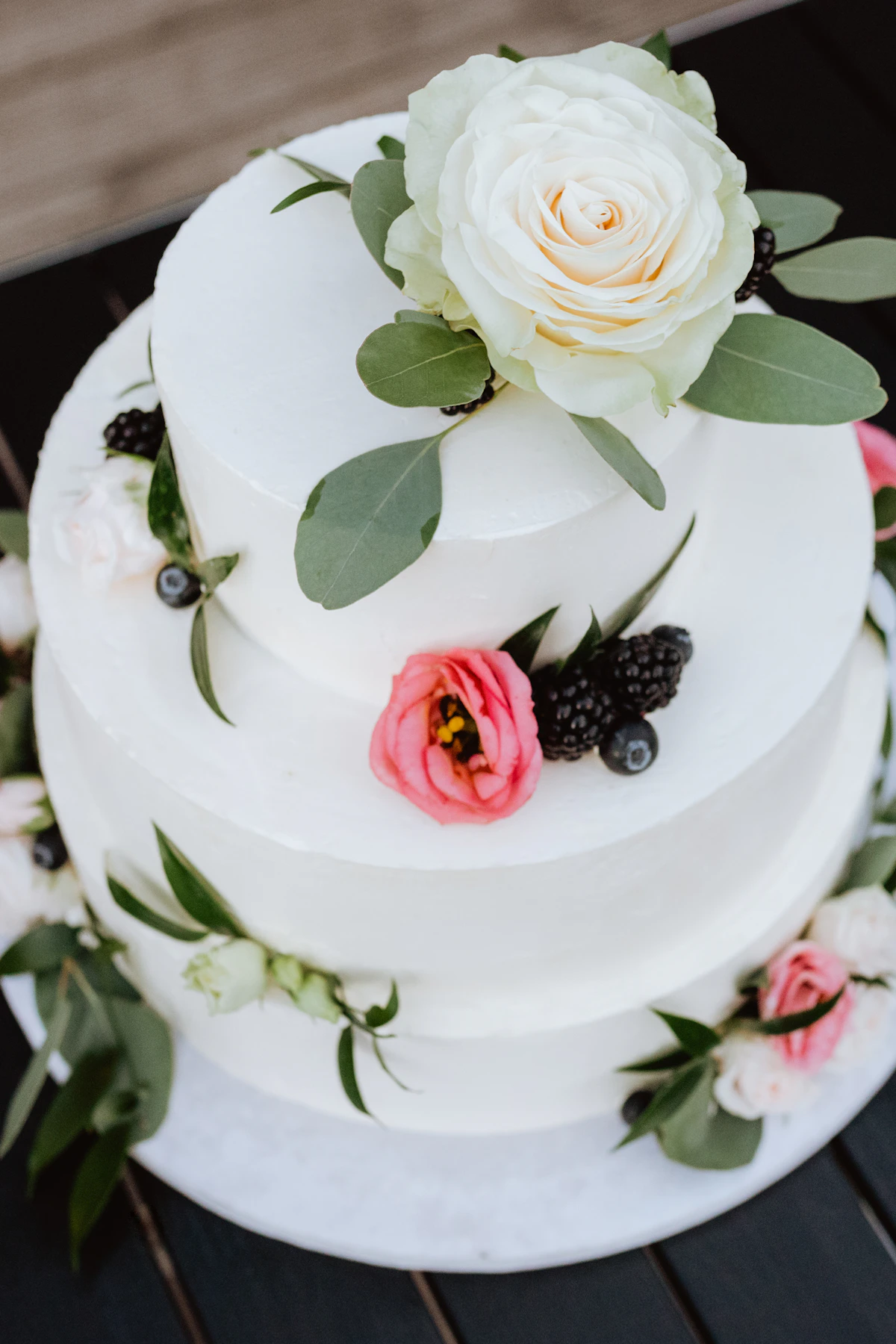 Individuell gestaltete mehrstöckige Torte mit Blumen und Beeren