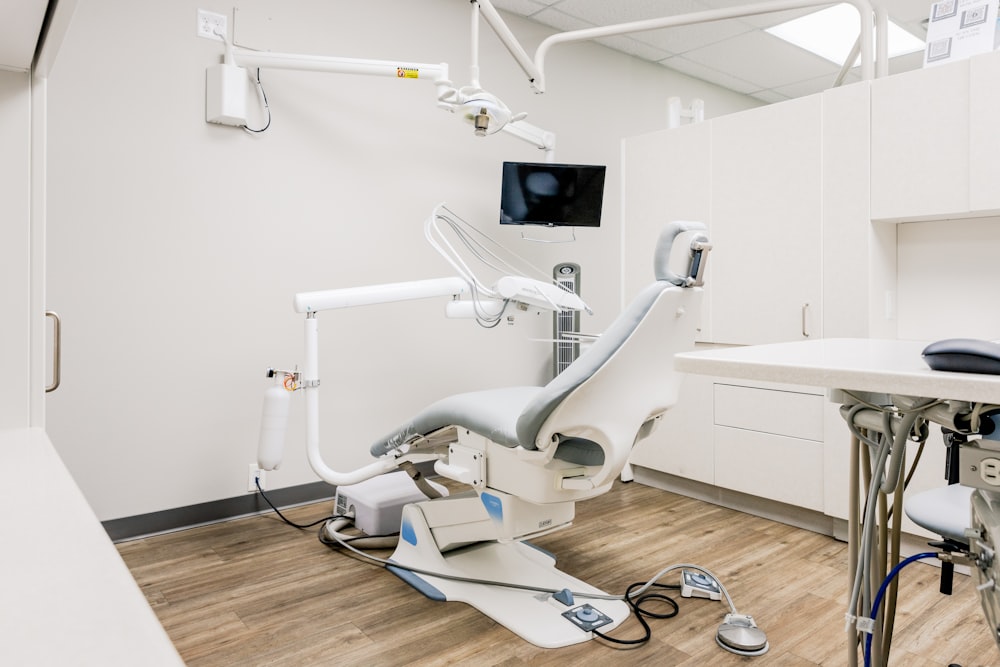 une salle dentaire avec un bureau et des chaises