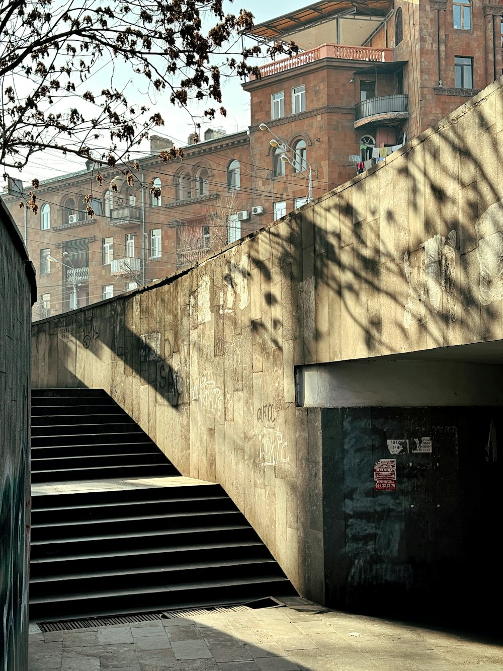 un mur de béton avec des escaliers qui y mènent