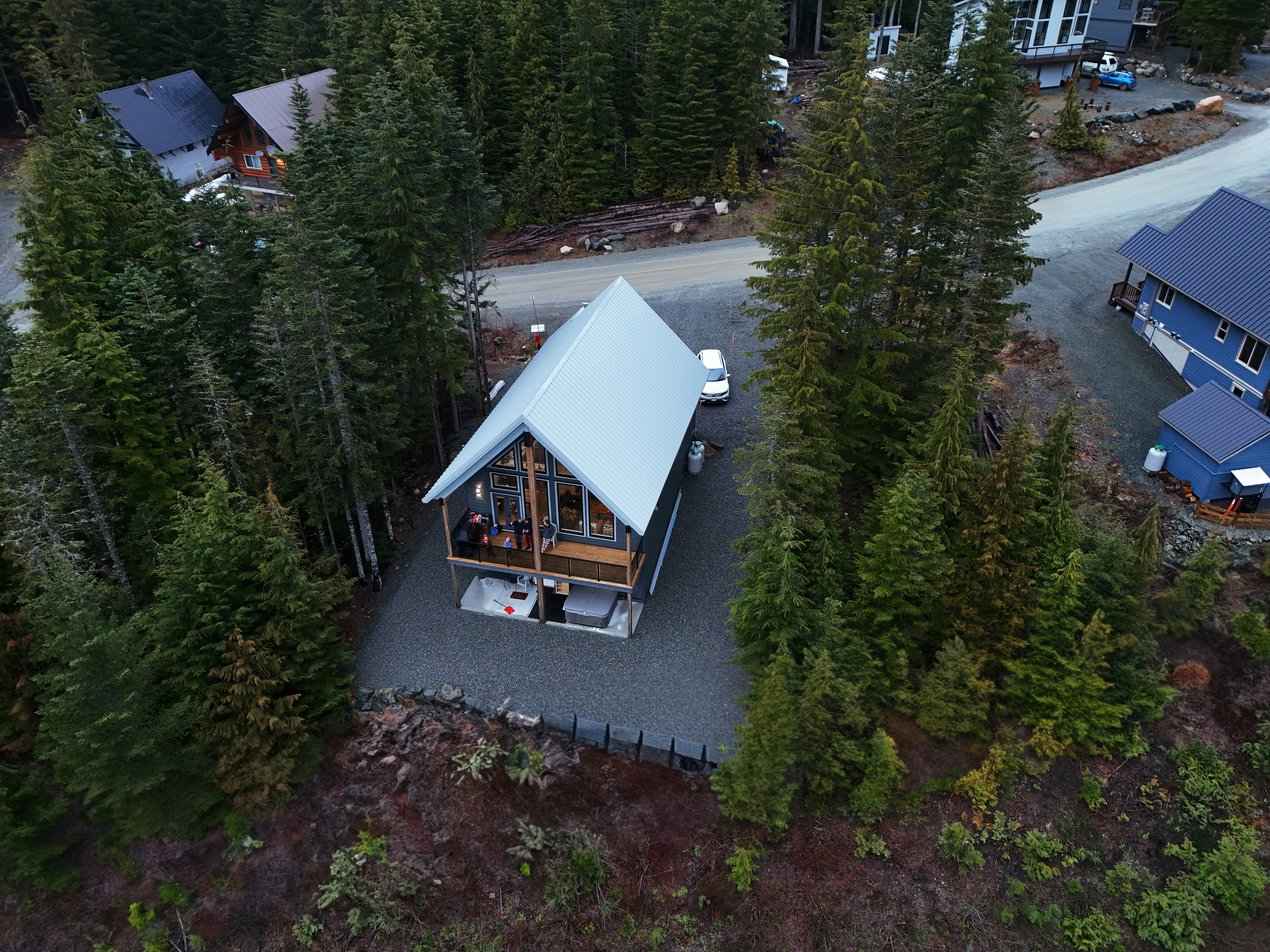 An aerial view of a house surrounded by trees photo – Free Forest Image ...