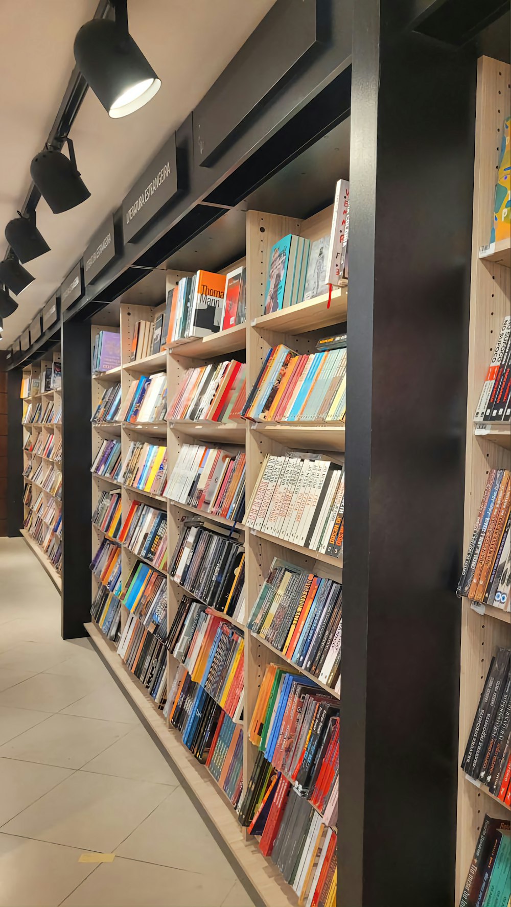 una fila di scaffali pieni di libri