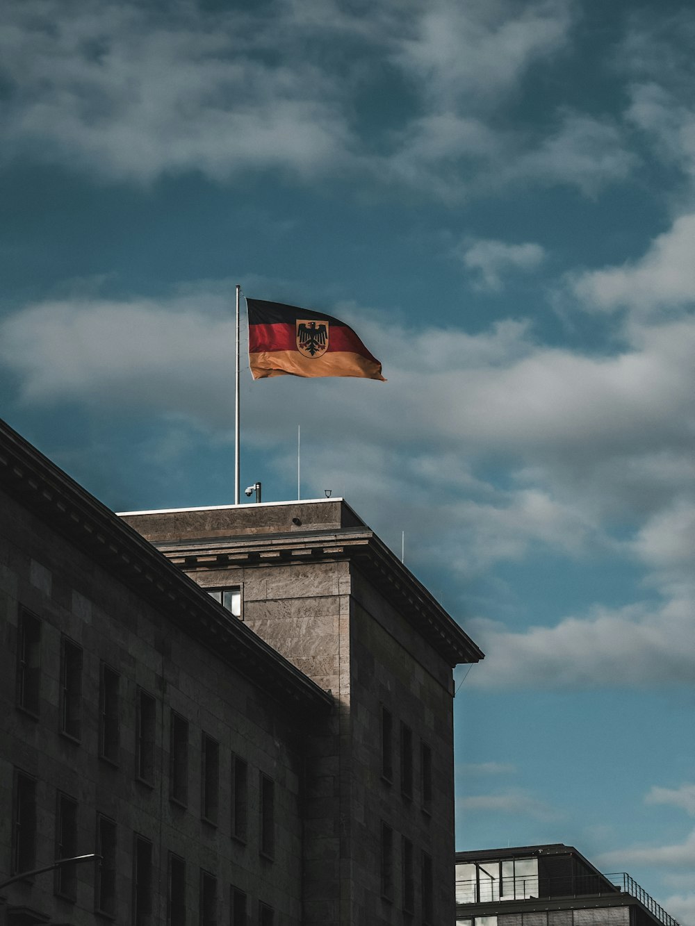 una bandera ondeando en lo alto de un edificio alto