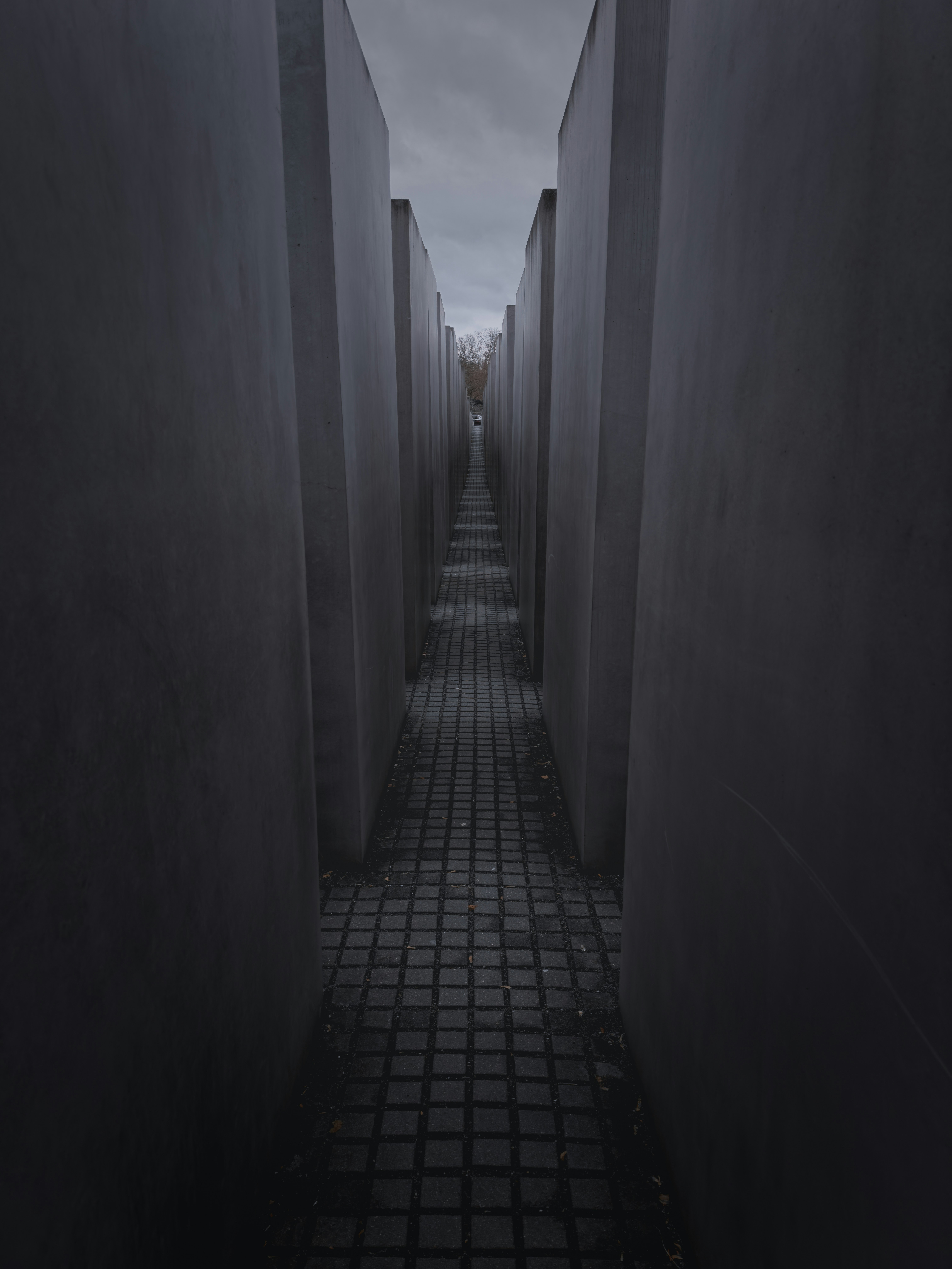 a long narrow walkway between two buildings